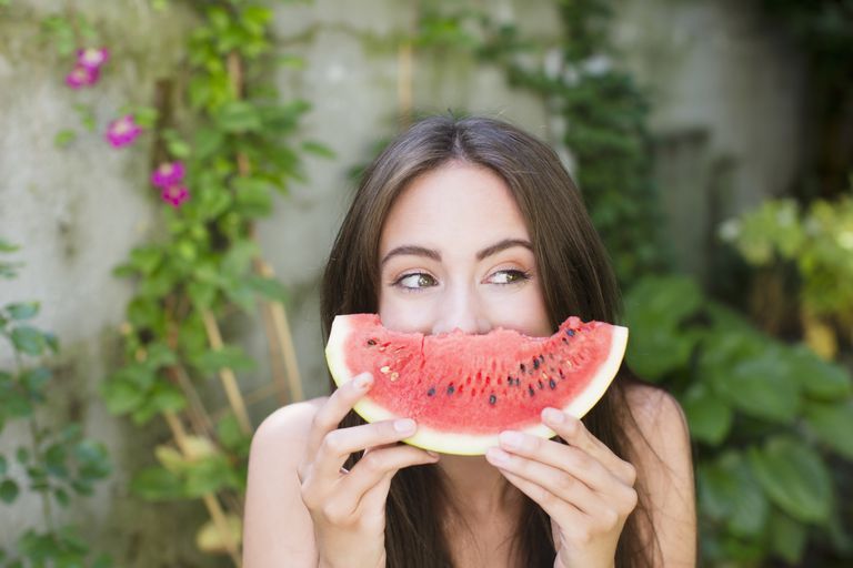 Žena eating watermelon