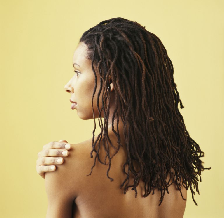 Kvinna with long, rooted locs