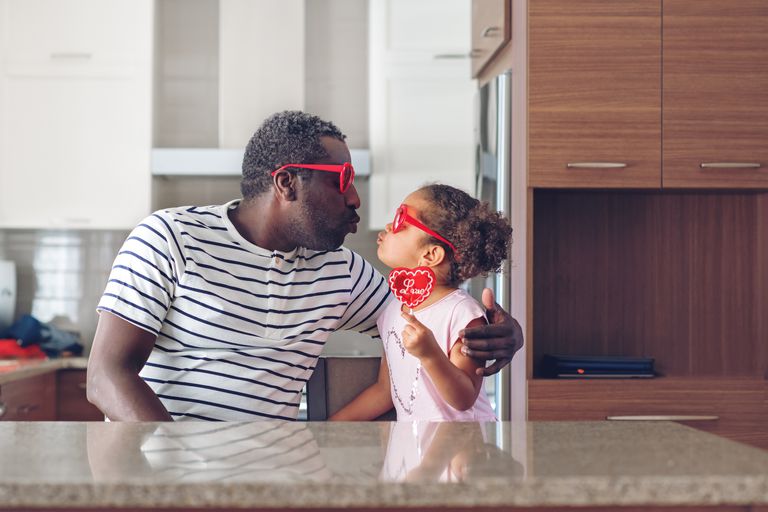 Bir Baba Bir Sevgililer Günü için Kızını Sürpriz Edebilir