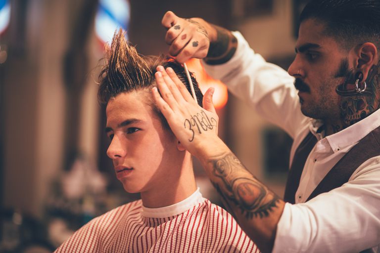 युवा stylish hairdresser styling hipster teenager's hair