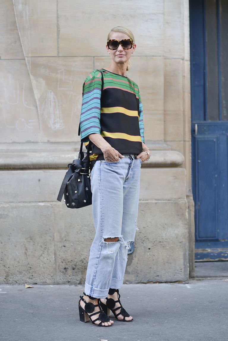 Párizs street style photo of woman in ripped jeans and designer top