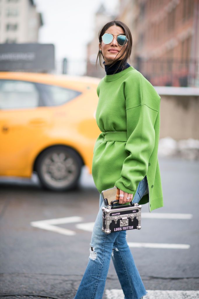 ถนน style woman in jeans and green top