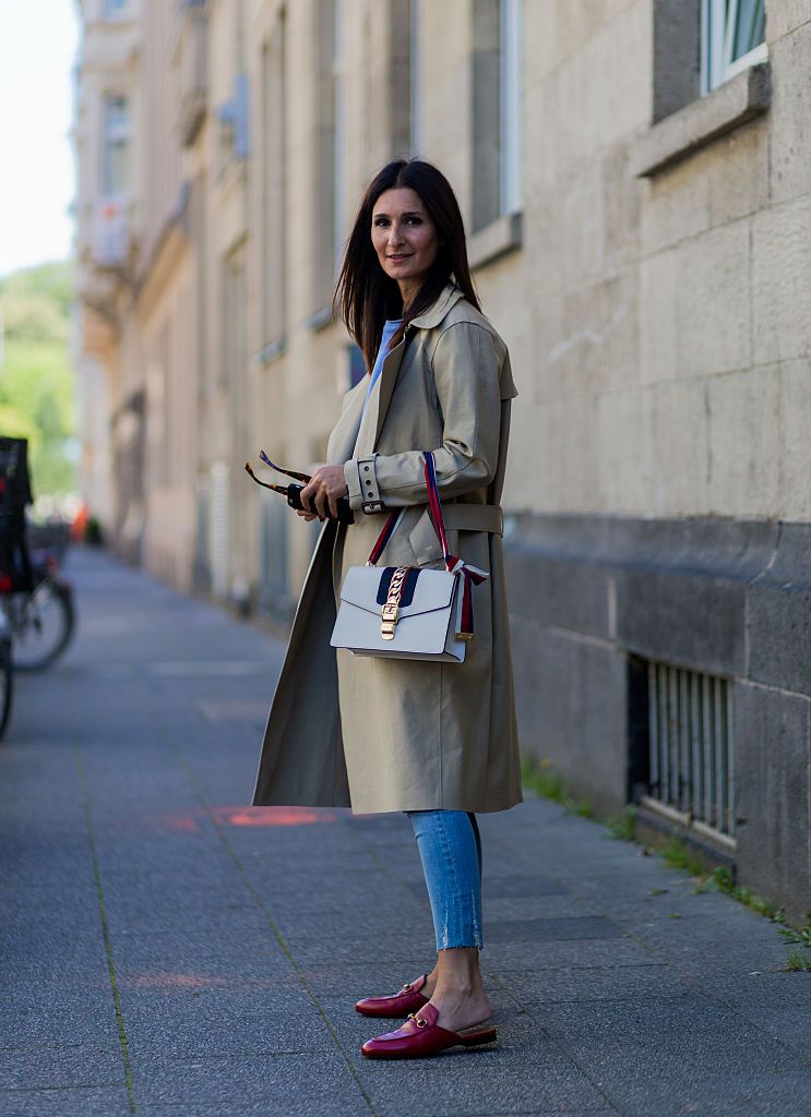 ถนน style in Gucci purse and jeans