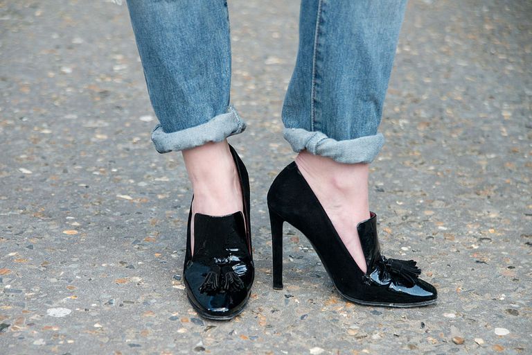 cuffed boyfriend jeans and high heel shoes