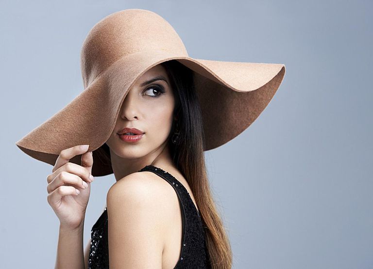 महिला in a wide-brimmed hat