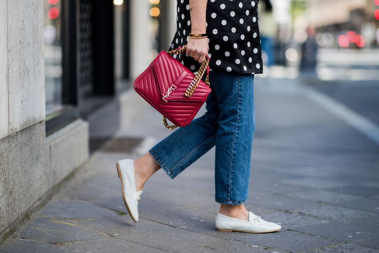 सड़क style woman in jeans and loafer shoes