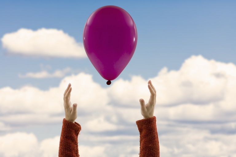 गुब्बारे के साथ गुजरने वाले प्रियजन का सम्मान कैसे करें