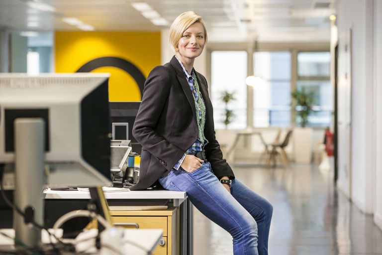Kvinna in jeans at the office