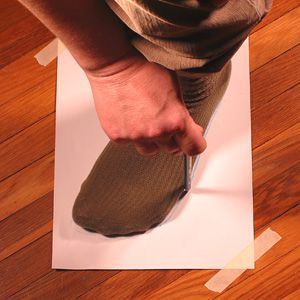 ट्रेसिंग the outline of your feet