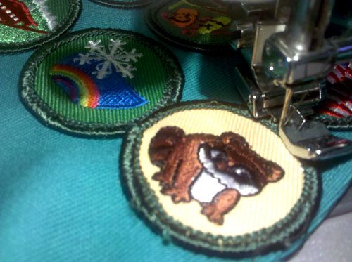 Stroj sewing Girl Scout badges