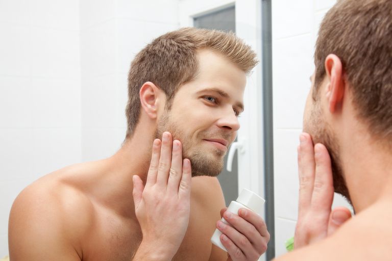 आदमी applying shave oil
