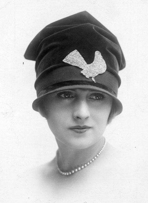 како to wear a brooch on a hat