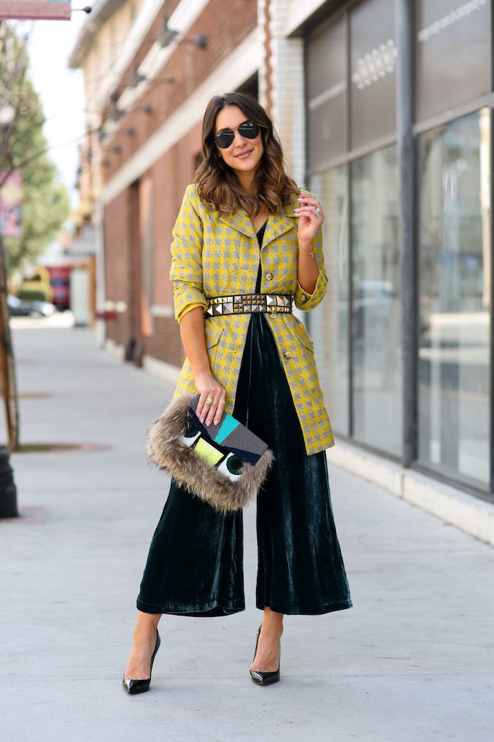 महिला wearing blazer and jumpsuit with fur purse