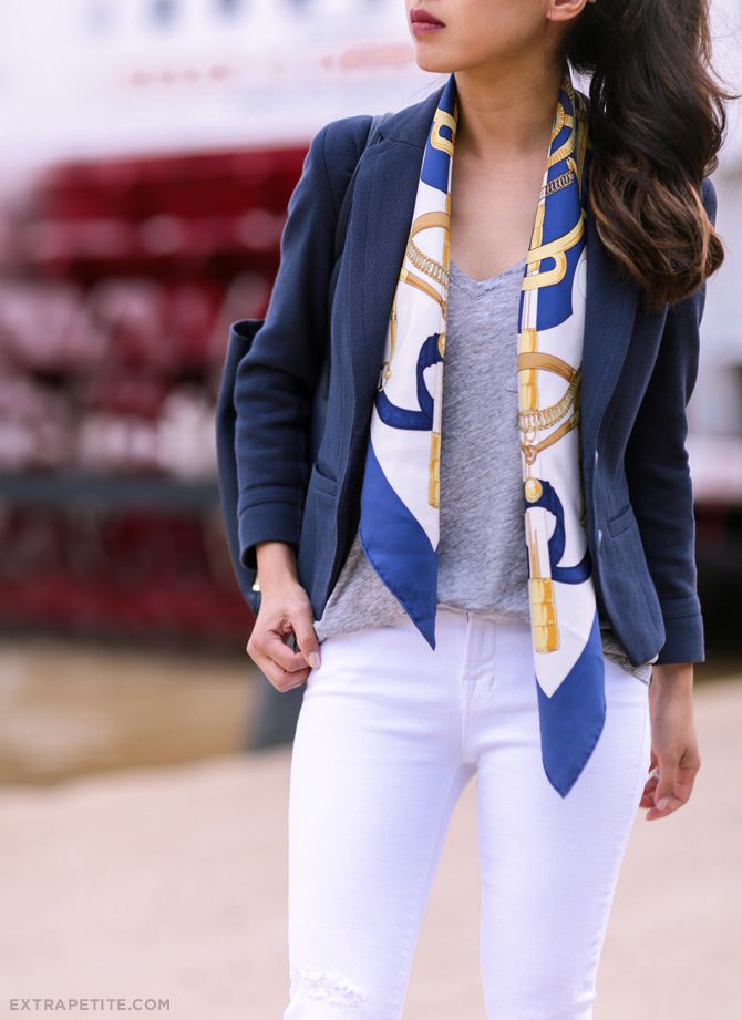 Lösa silk scarf outfit with white jeans