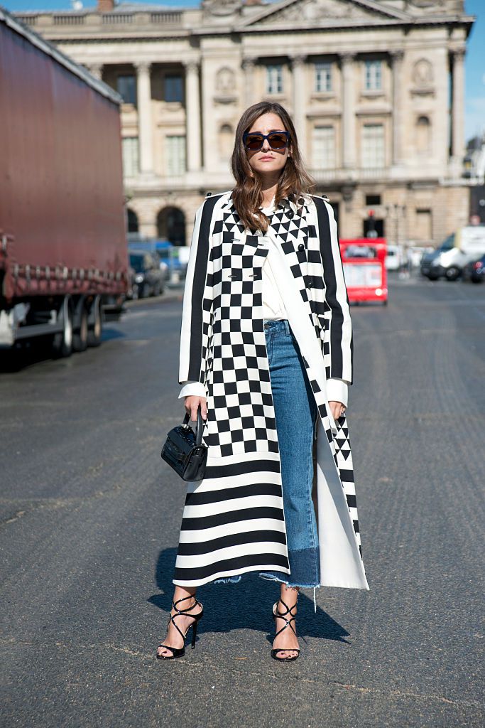 sokak style in jeans and a graphic coat