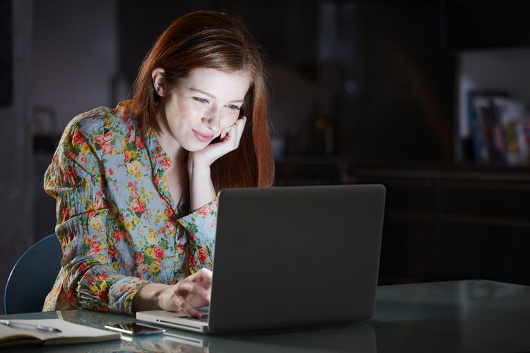 Kadın using laptop at night