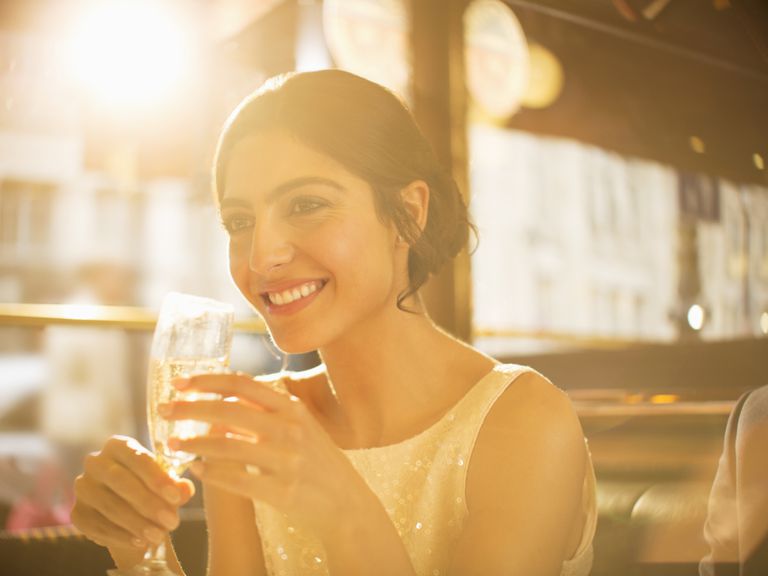 หญิง holding a champagne glass.