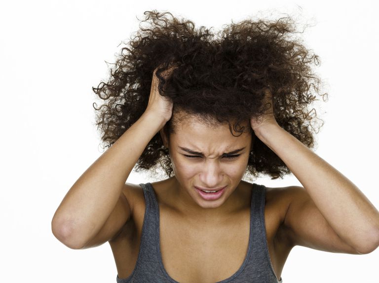Är en kliande hårbotten bugging dig? Ta reda på vad som orsakar det och vad du kan göra