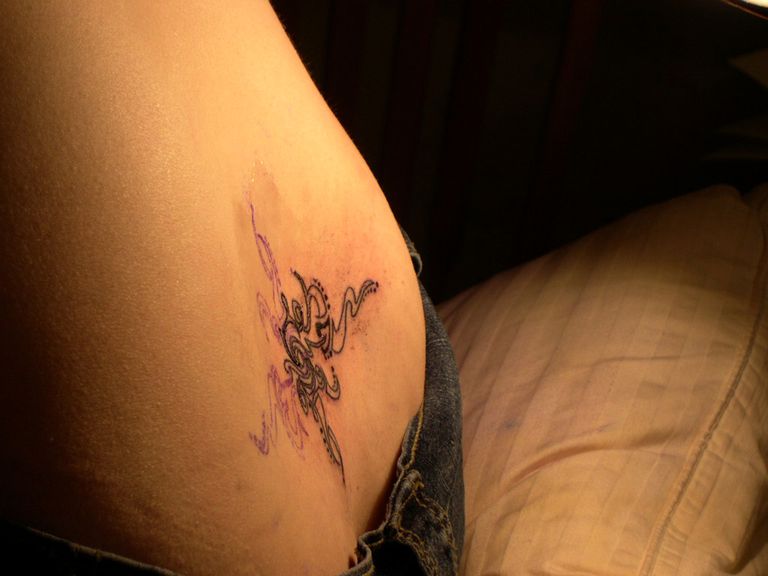 Tatuaje inferioare înapoi și femeile care le stânjesc