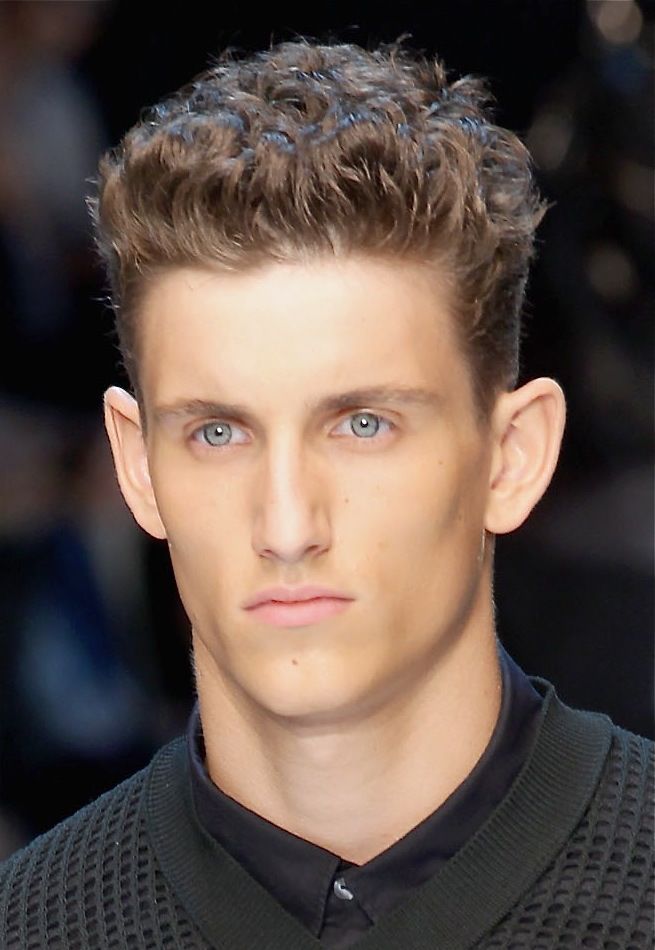 Sıcak male model with curly hair