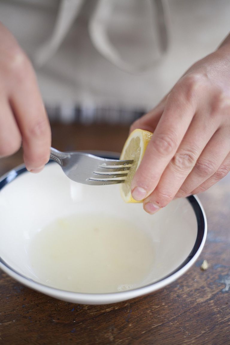 מיץ lemon with fork
