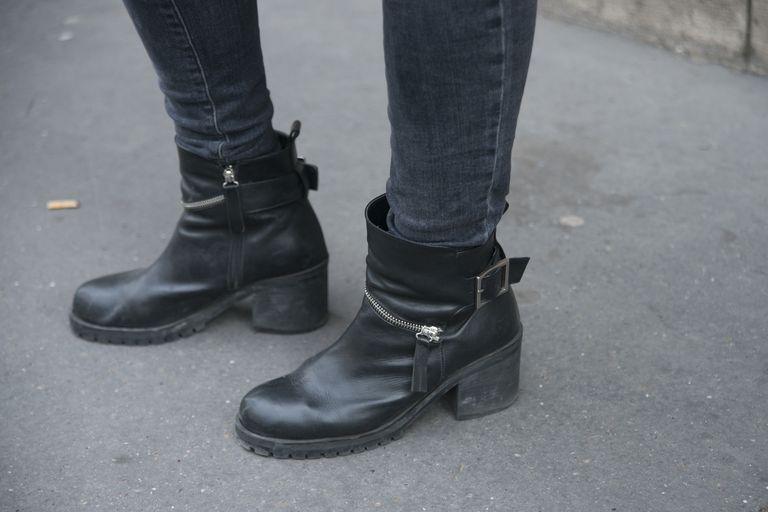 שָׁחוֹר jeans and ankle boots