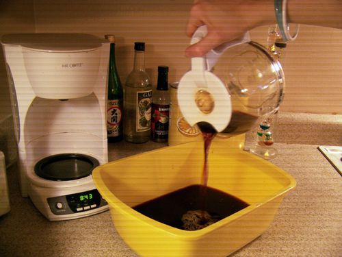 מוזג brewed coffee into a container