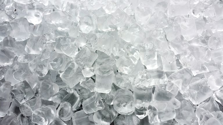 stänga up of ice cubes