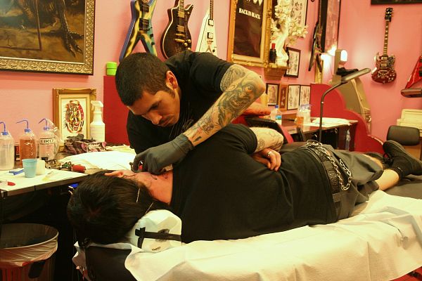 Tur de fotografie de tatuaje de înaltă tensiune