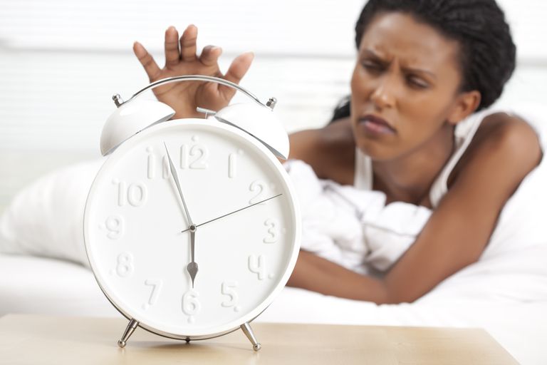 महिला hitting alarm clock