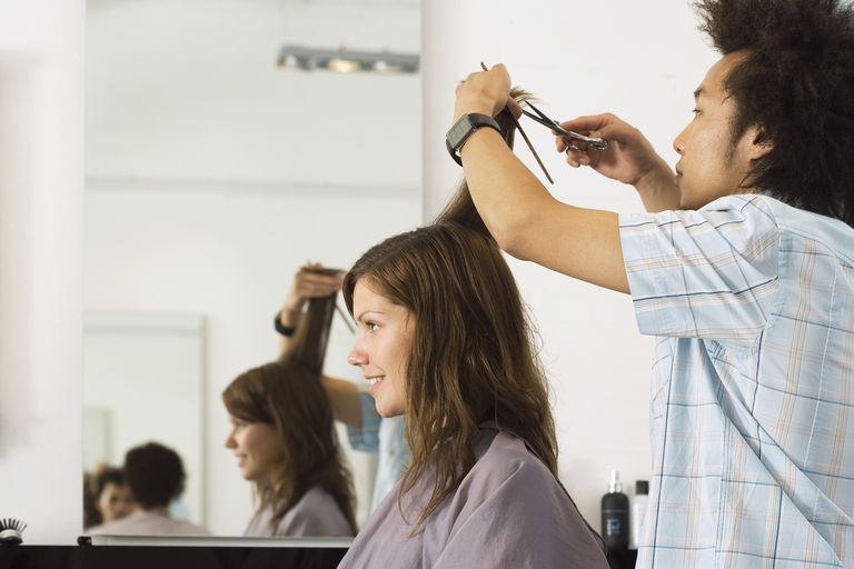 Ženska getting hair cut