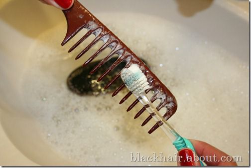 ניקוי comb with an old toothbrush