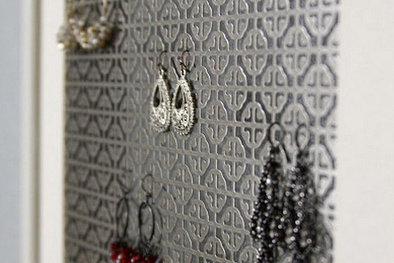लटकना earrings on metal grating used for radiator covers