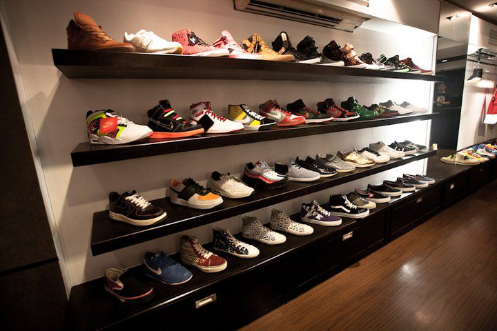 ร้านรองเท้าผ้าใบในกรุงเทพฯ