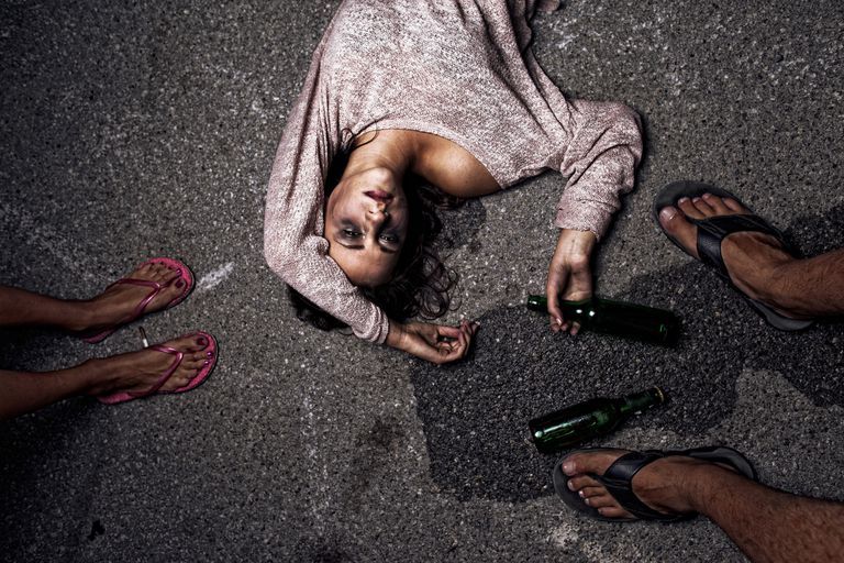 Sarhoş young woman lying on the street