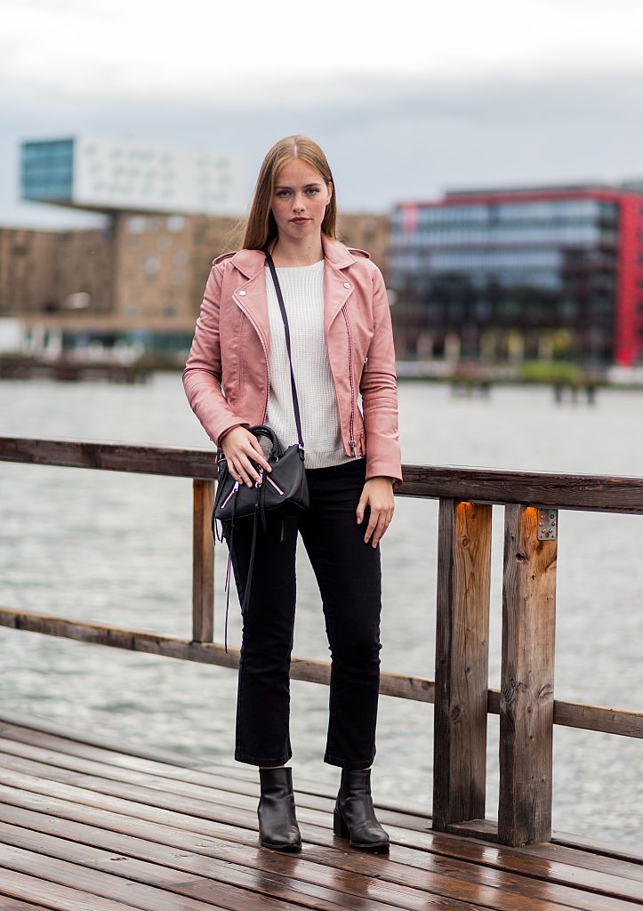 Stradă style jeans and pink leather jacket