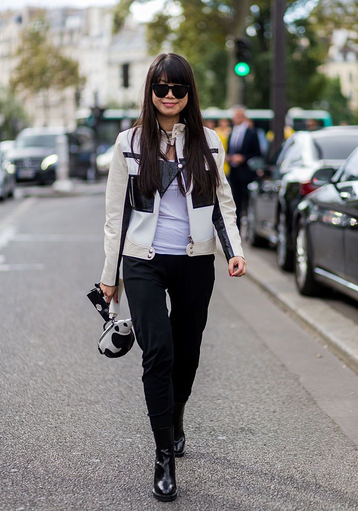 Stradă style jeans and white leather jacket