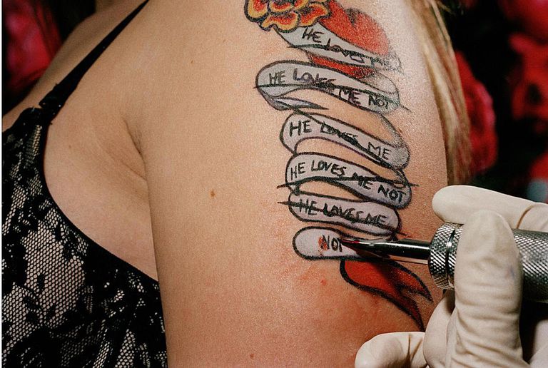 Tattoo Pain: Ali bolezen ali senčenje več boli?