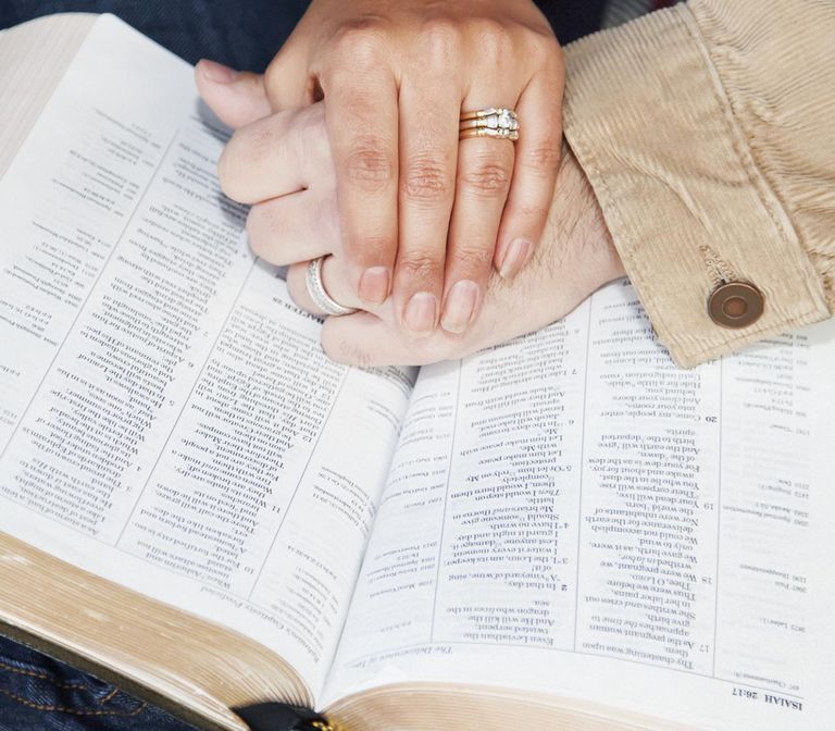 ข้อพระคัมภีร์ที่ดีที่สุดที่จะรวมไว้ในคำเชิญงานแต่งงานของคุณ