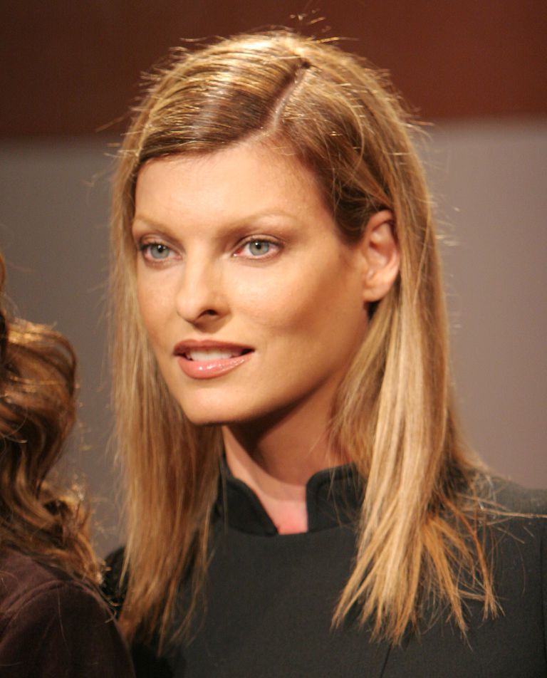 लिंडा Evangelista during Olympus Fashion Week Spring 2006 - 'Fashion For Relief' Press Conference at Bryant Park in New York City, New York, United States.