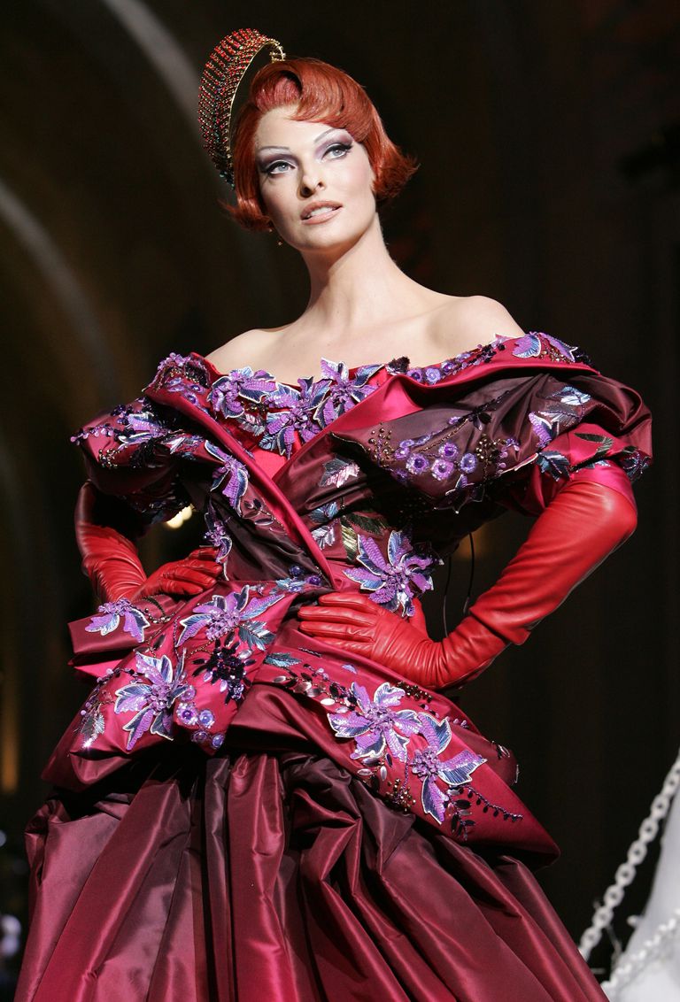 Линда Evangelista walks down the catwalk wearing Dior Haute Couture Fall/Winter 2008 on July 2 in Versailles, France.