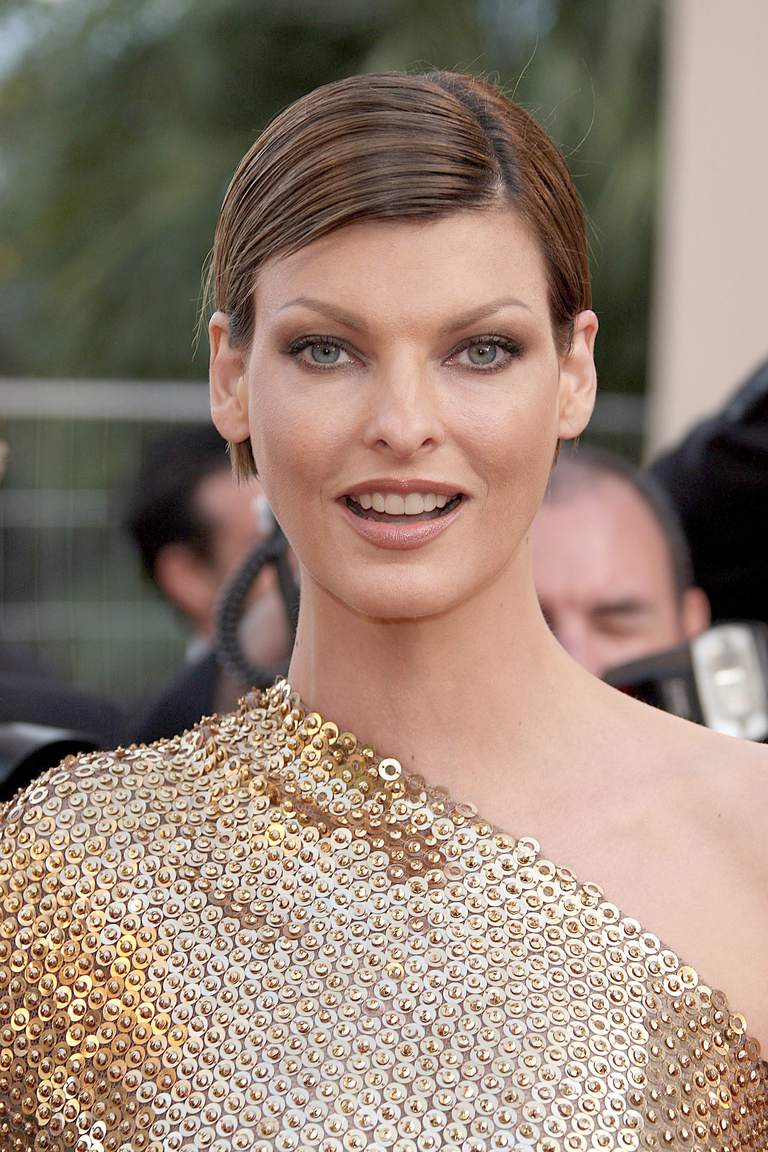 Модел Linda Evangelista attends the 'Indiana Jones and the Kingdom of the Crystal Skull' premiere at the Palais des Festivals during the 61st Cannes International Film Festival on May 18, 2008 in Cannes, France.