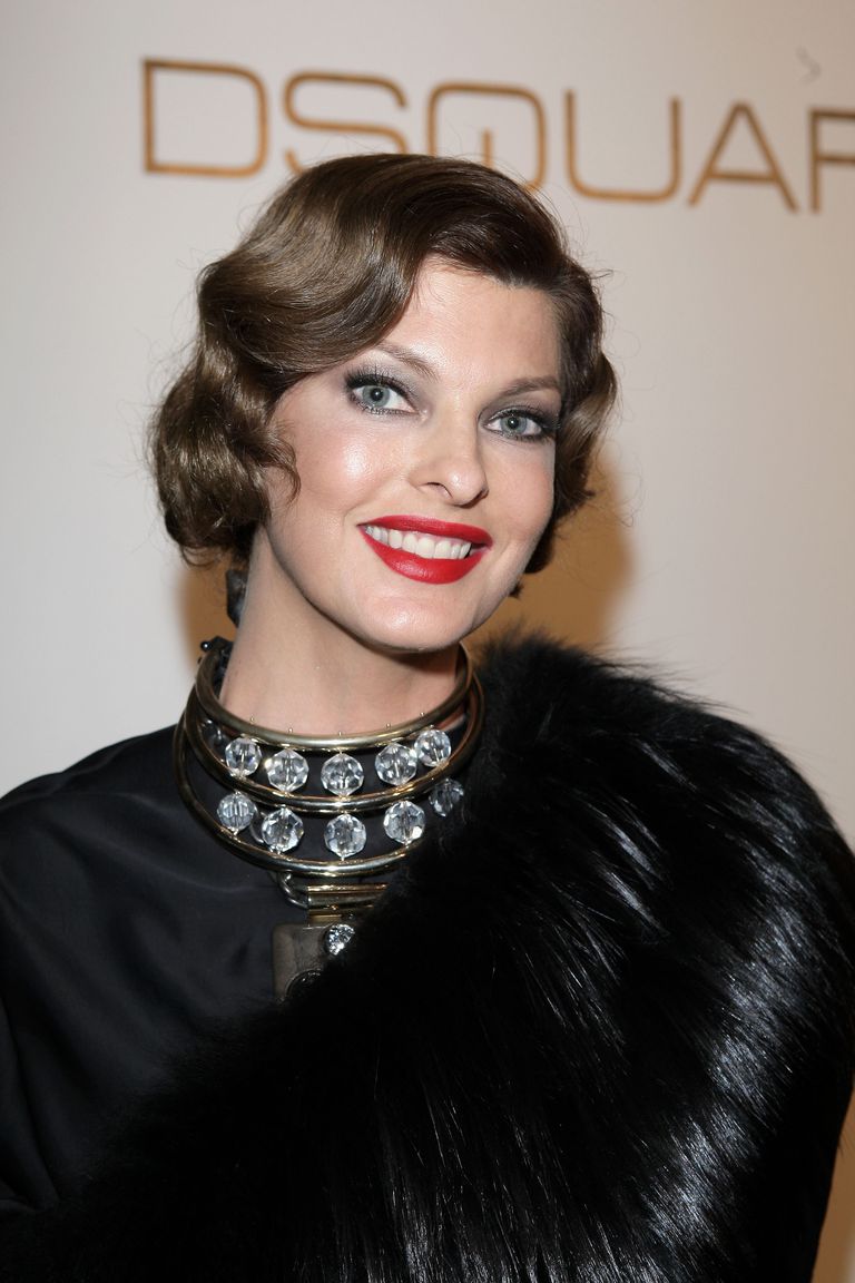 Линда Evangelista attends amfAR Milano 2009 Red Carpet, the Inaugural Milan Fashion Week event at La Permanente on September 28, 2009 in Milan, Italy.
