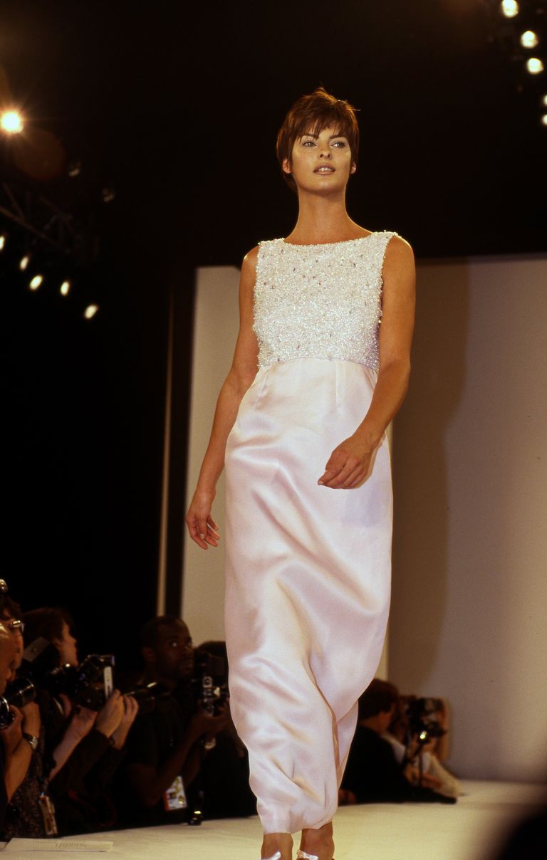 सुपर मॉडल Linda Evangelista walks the runway at an Isaac Mizrahi fashion show on November 2, 1995 in New York City, New York.