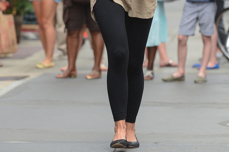 अभिनेत्री Katie Holmes, pictured wearing black ballet flats with black leggings.