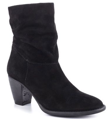 Svart western ankle boots with chunky low heels, unembellished suede uppers, and loose shafts.