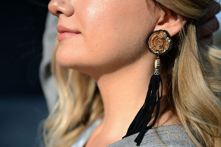 Siyah tassel earrings with gold sequins