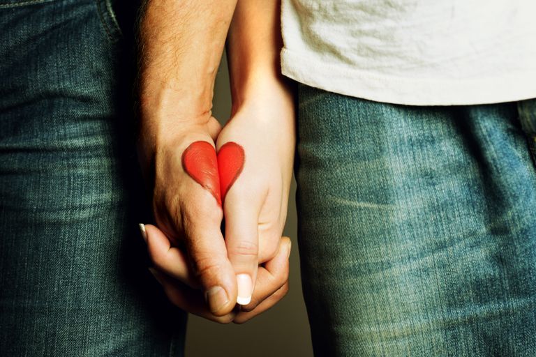 איש and woman holding hands to form a heart tattoo