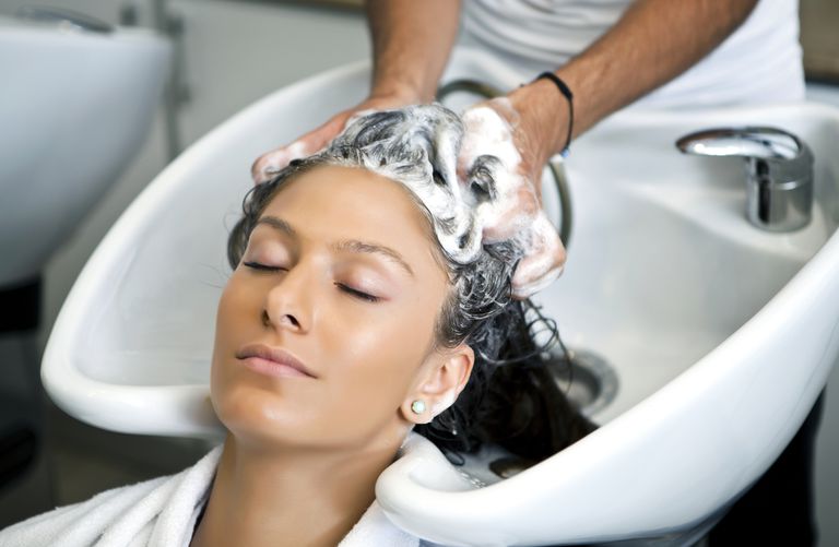 बालों की स्टाइल बनाने वाला shampooing woman's thin hair with lightweight products