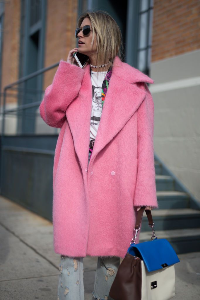 Stradă style in pink coat and jeans